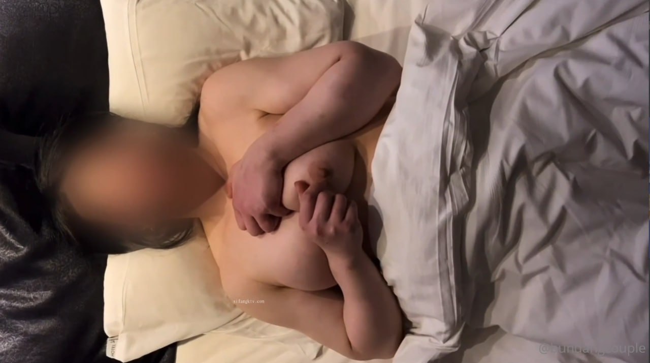 老妇女高潮一区二区三区【性瘾娇妻3p】嘴里吃着肉棒，骚穴插着肉棒，呻吟不断